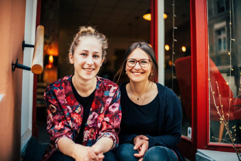 Debora und Samin, die Gruenderinnen vom Café Kuestenkind